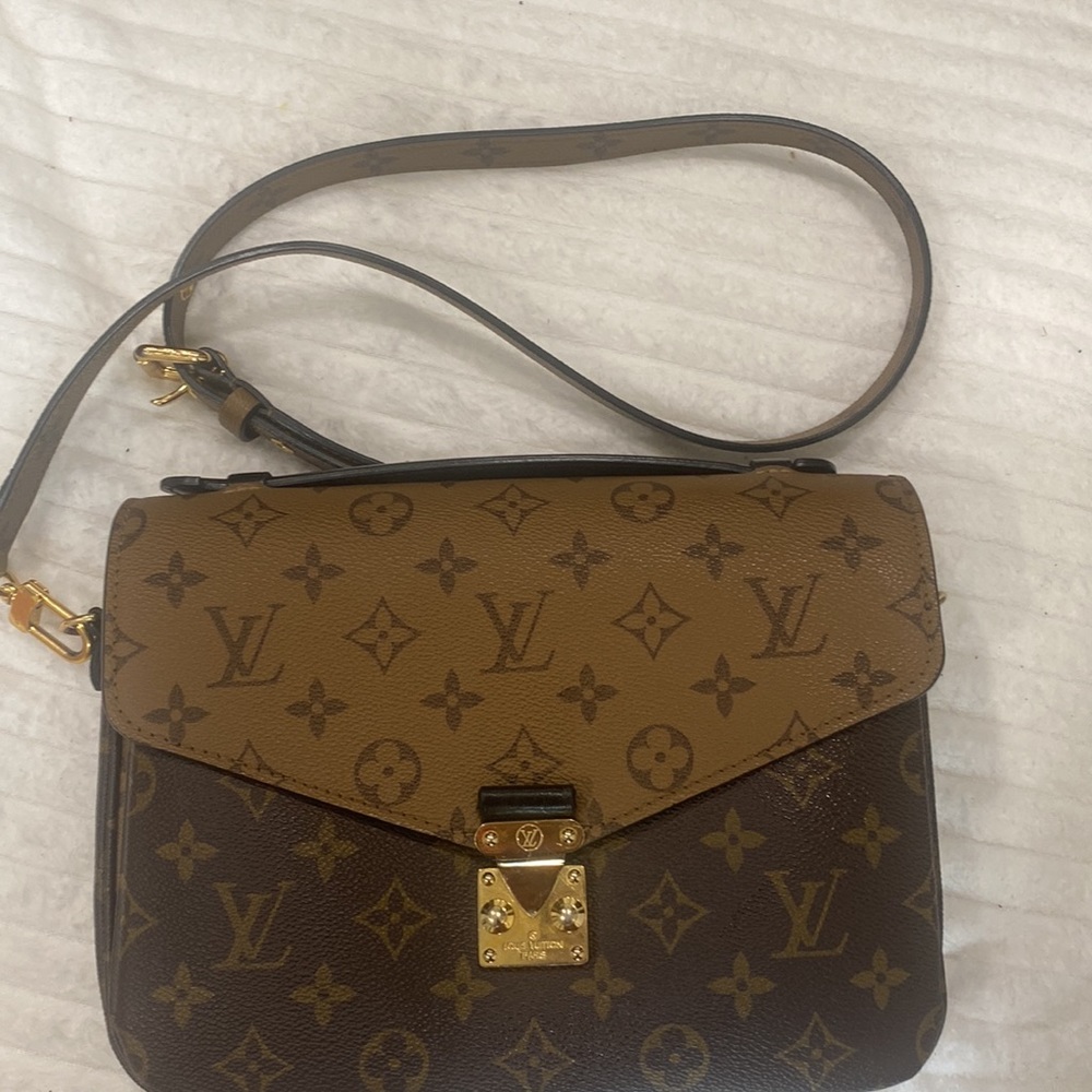 HARD TO GET/ Unavailable in stores, Louis Vuitton Pochette Metis Reverse